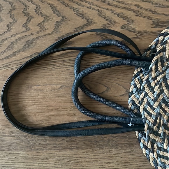 NWT Round Straw Bag - Picture 6 of 10